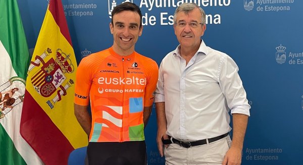 El alcalde de Estepona y el ciclista Luis Ángel Maté presentan una iniciativa solidaria para la recuperación de Sierra Bermeja