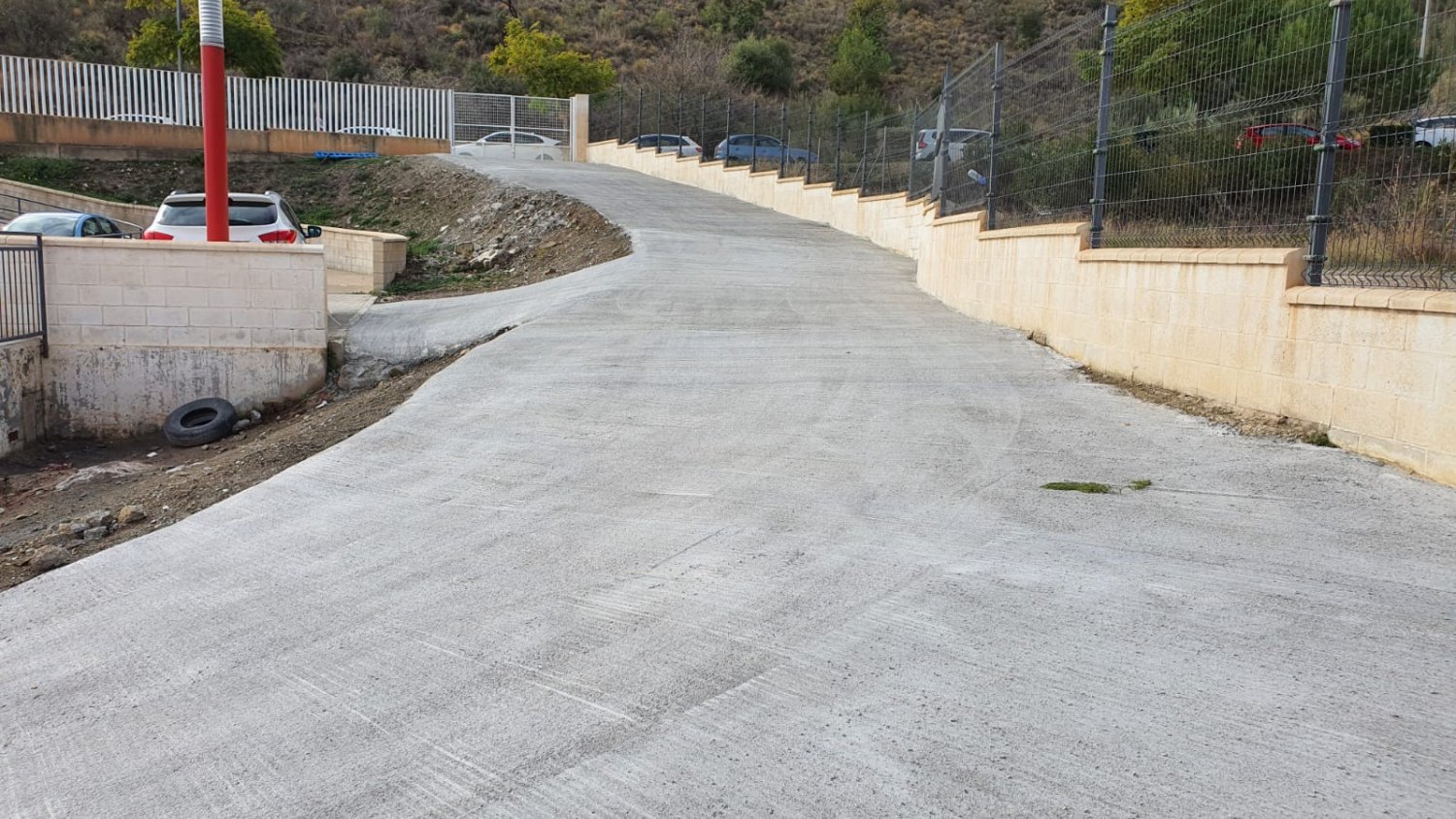 El Ayuntamiento de Rincón de la Victoria acondiciona los accesos al CEIP María del Mar Romera