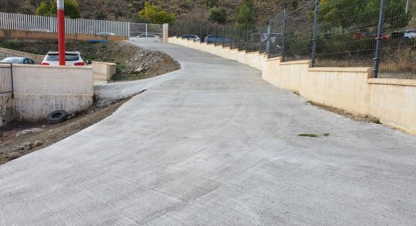 El Ayuntamiento de Rincón de la Victoria acondiciona los accesos al CEIP María del Mar Romera