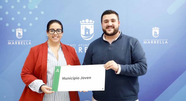 El Ayuntamiento de Marbella recibe la distinción de ‘Municipio Joven’ por parte de la Junta de Andalucía