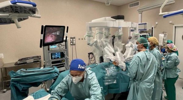 El Hospital Regional de Málaga comienza a realizar intervenciones de cirugía torácica con el robot Da Vinci 