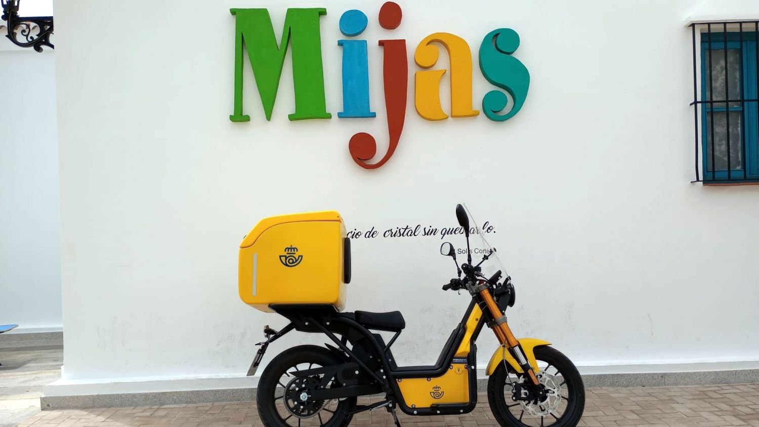 Correos reduce casi 54 toneladas de emisiones de CO2 por el uso de su flota verde en Málaga