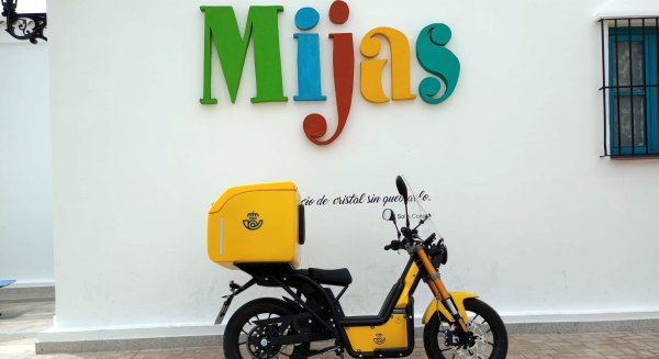 Correos reduce casi 54 toneladas de emisiones de CO2 por el uso de su flota verde en Málaga