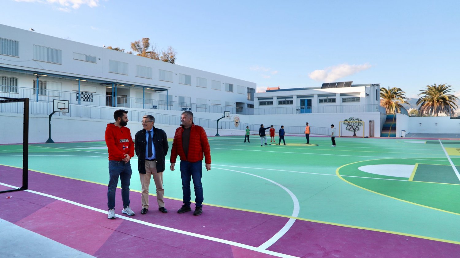 El Ayuntamiento de Marbella renueva la pista deportiva del CEIP María Teresa León