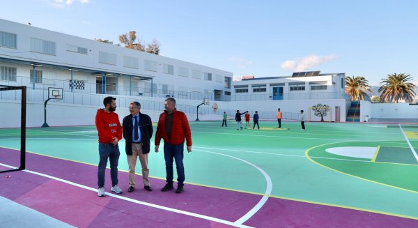 El Ayuntamiento de Marbella renueva la pista deportiva del CEIP María Teresa León