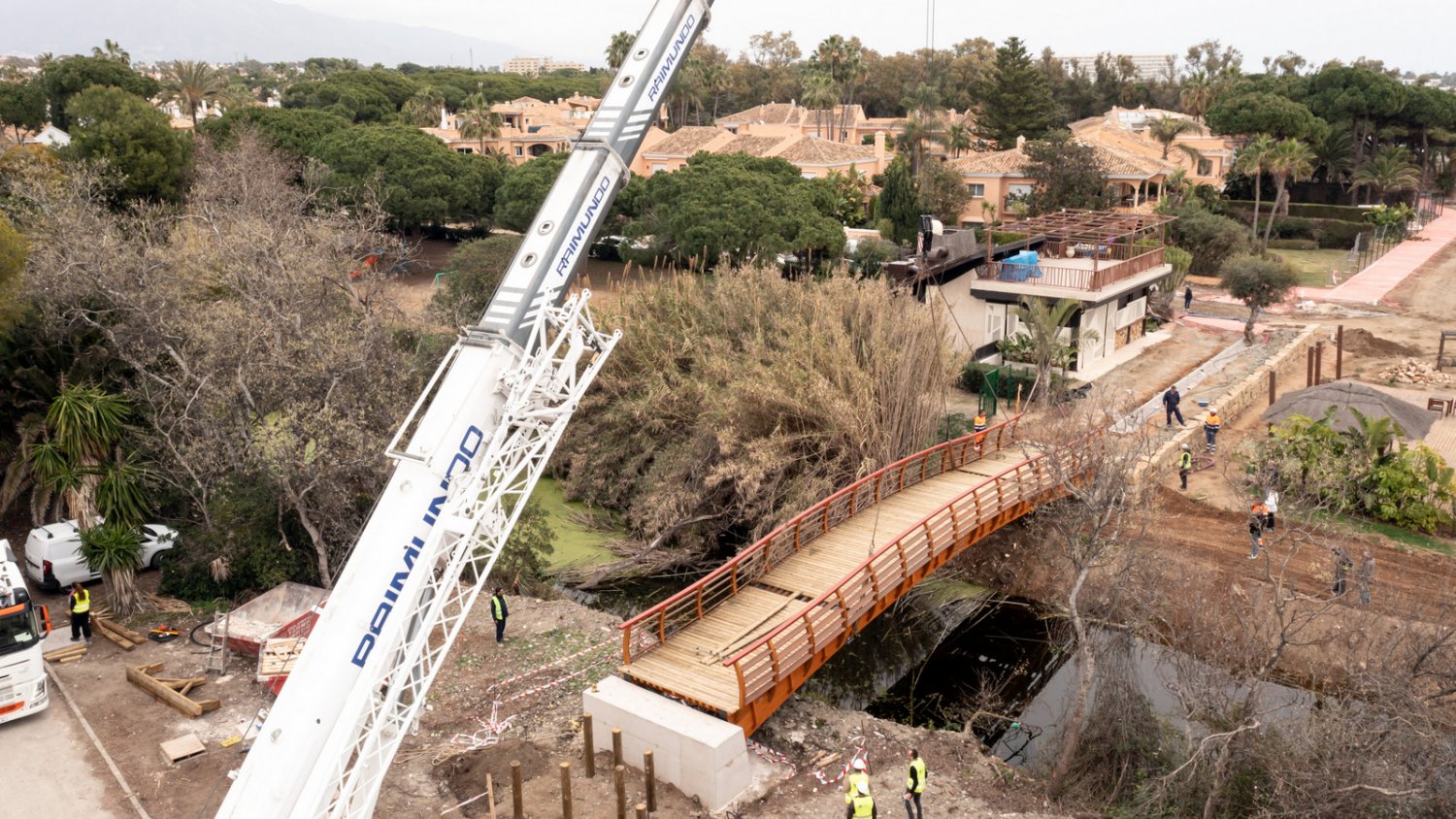Estepona instala un puente sobre el Arroyo Dos Hermanas para ampliar el corredor litoral