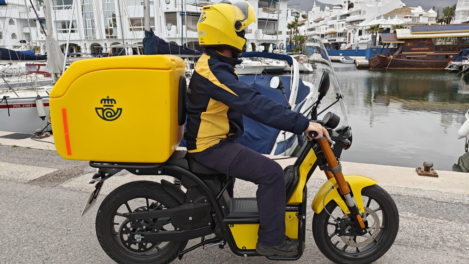 Correos dispone de 15 nuevas motos eléctricas ciberseguras y amplía su flota de reparto en Málaga 