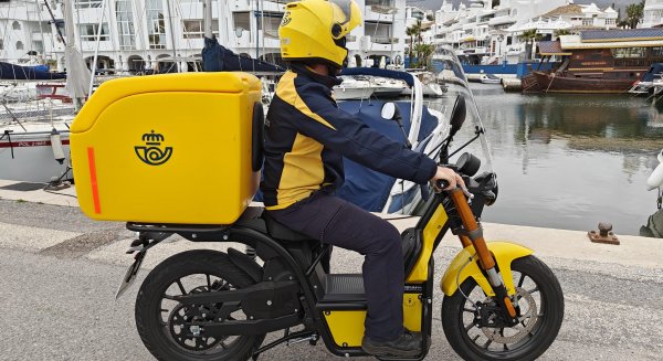 Correos dispone de 15 nuevas motos eléctricas ciberseguras y amplía su flota de reparto en Málaga 