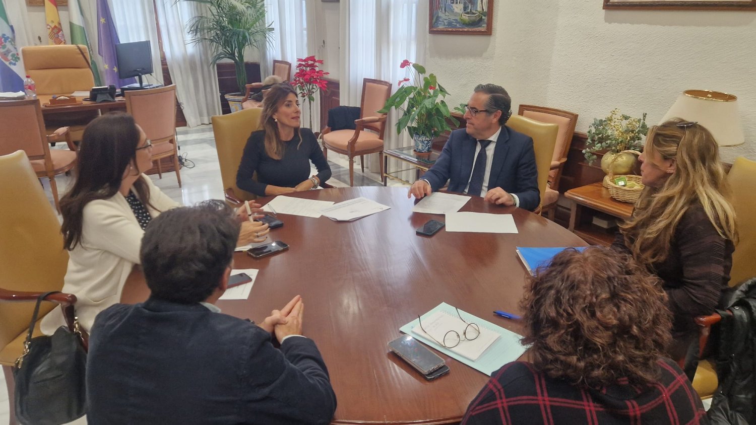 Junta y Ayuntamiento de Mijas acuerdan la renovación del convenio del CADE del municipio