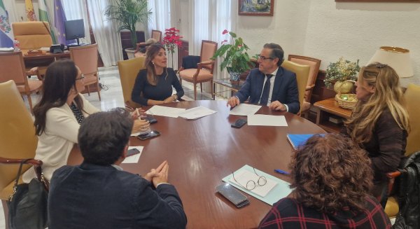 Junta y Ayuntamiento de Mijas acuerdan la renovación del convenio del CADE del municipio