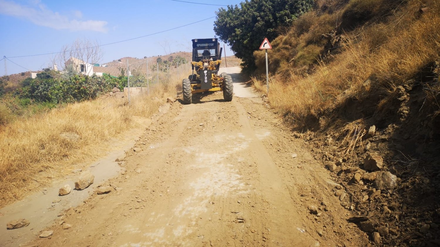 El Ayuntamiento de Torrox inicia el arreglo de caminos rurales en el municipio