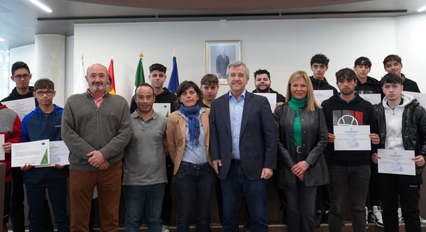 Estepona entrega diplomas de participación en los talleres de ‘Jardinería’, y ‘Electricidad, Fontanería y Albañilería’