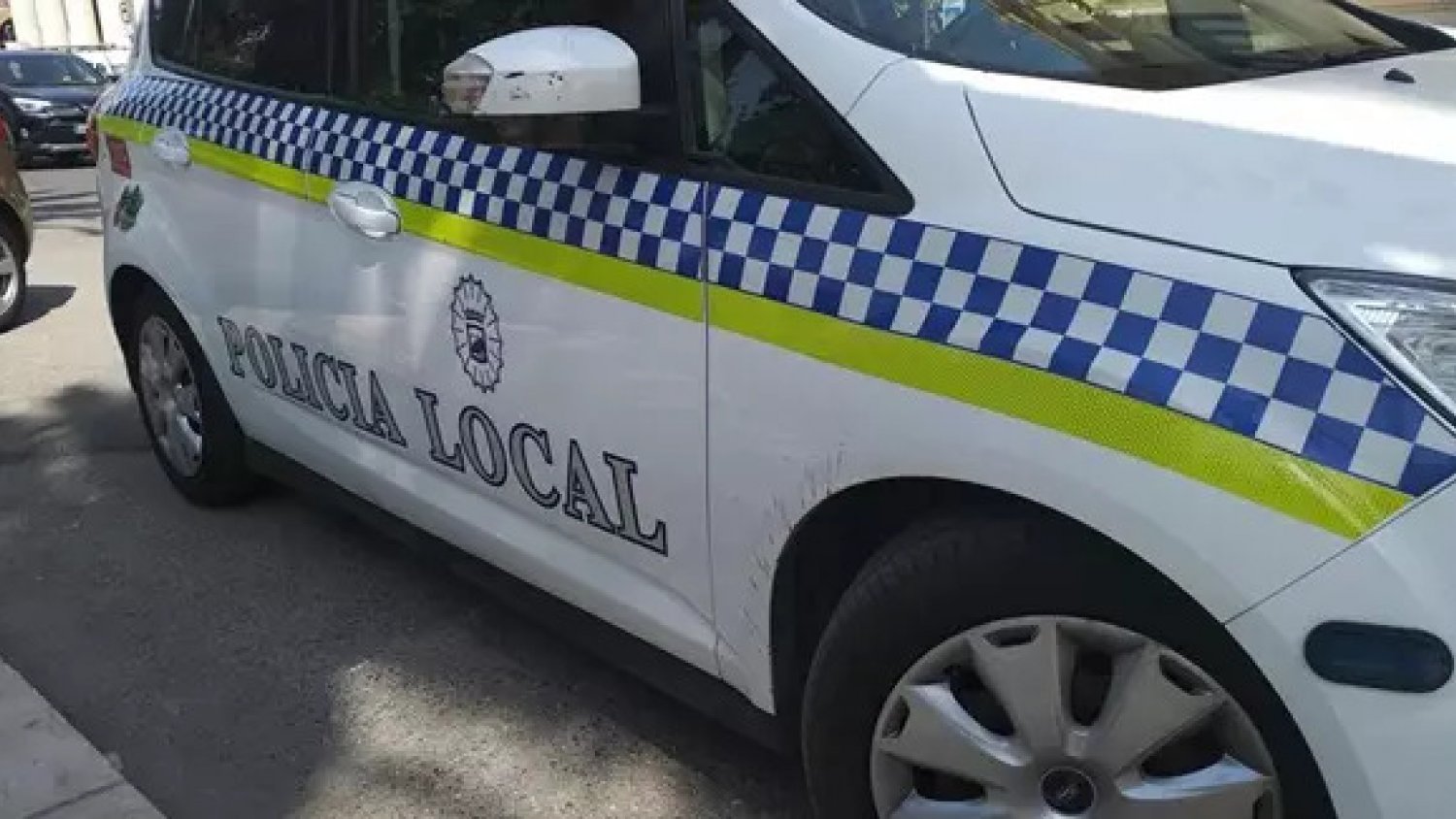 Una patrulla de la Policía Local de Málaga reanima con un desfibrilador a un hombre en parada cardiorrespiratoria 