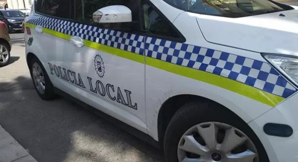 Una patrulla de la Policía Local de Málaga reanima con un desfibrilador a un hombre en parada cardiorrespiratoria 
