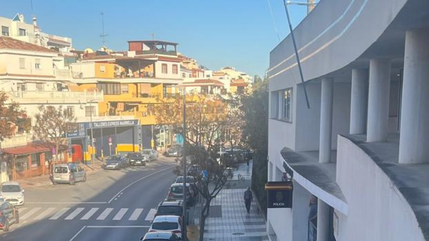 Un policía nacional fuera de servicio asiste a un hombre que sufrió una parada cardiorrespiratoria en Marbella