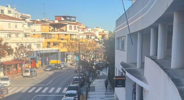 Un policía nacional fuera de servicio asiste a un hombre que sufrió una parada cardiorrespiratoria en Marbella