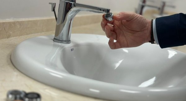 El Ayuntamiento de Fuengirola reparte 6.000 filtros de grifo para ahorrar un 50% de agua 
