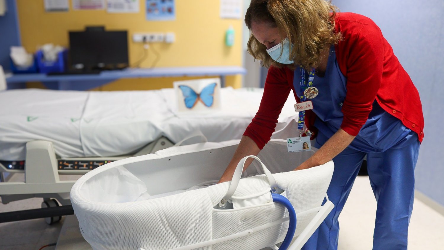El Hospital Materno Infantil de Málaga instala una cuna de abrazos para facilitar el duelo perinatal a las familias
