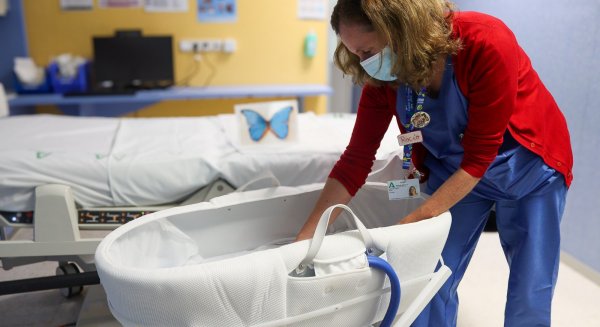 El Hospital Materno Infantil de Málaga instala una cuna de abrazos para facilitar el duelo perinatal a las familias