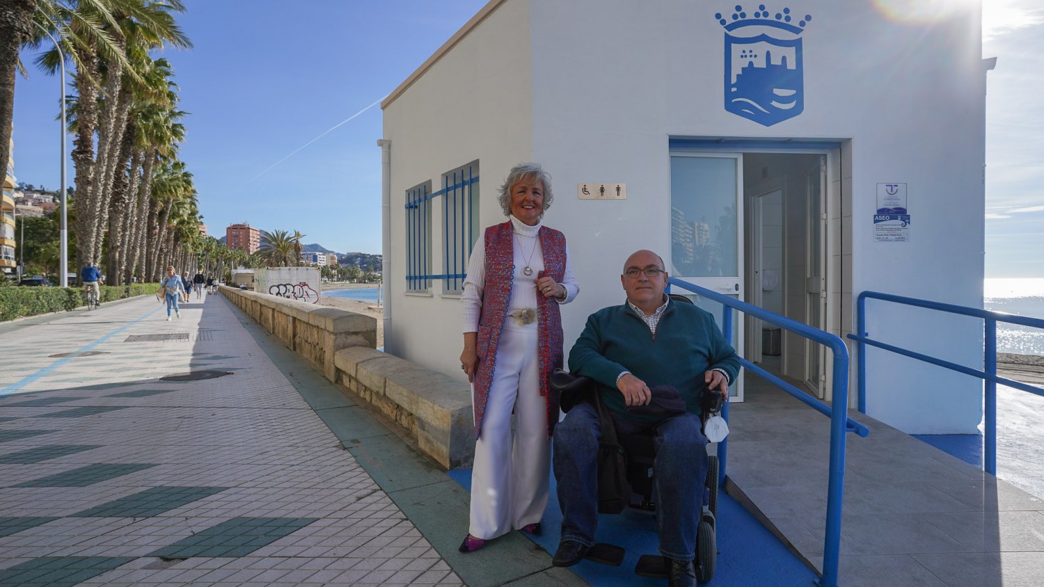 El Ayuntamiento de Málaga reforma los aseos públicos del paseo marítimo de la playa de La Malagueta