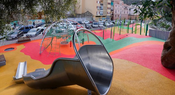 El Ayuntamiento de Málaga habilita un nuevo espacio público accesible con parque infantil en calle Chaves