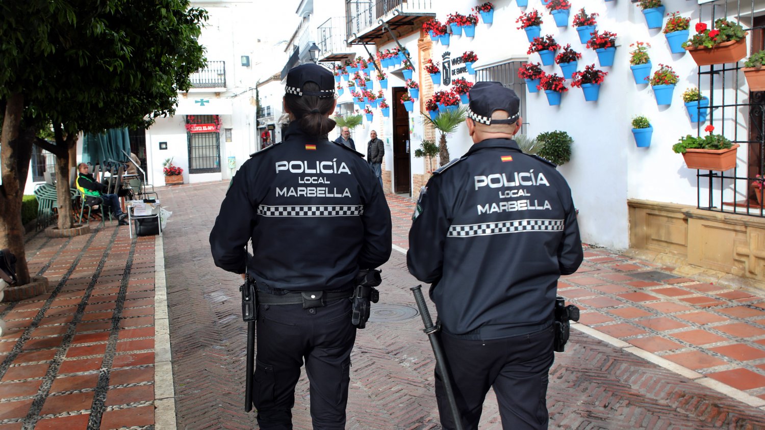 Agentes de la Policía Local de Marbella salvan la vida de una niña de dos años que se había atragantado
