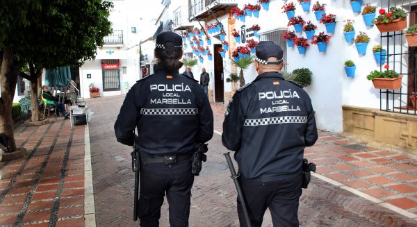 Agentes de la Policía Local de Marbella salvan la vida de una niña de dos años que se había atragantado