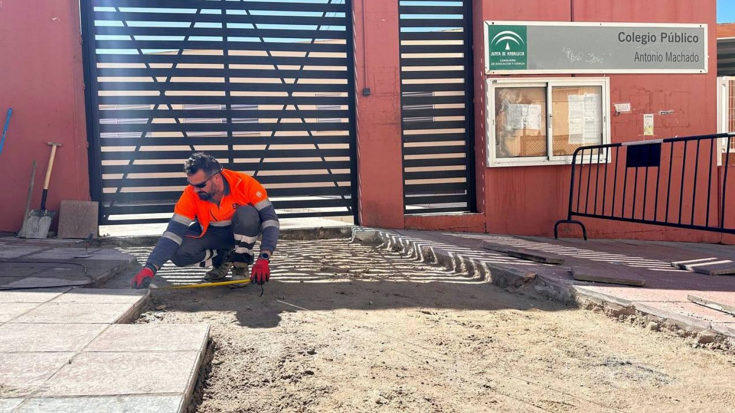 Estepona realiza obras de mejora y mantenimiento en centros escolares durante Semana Blanca  