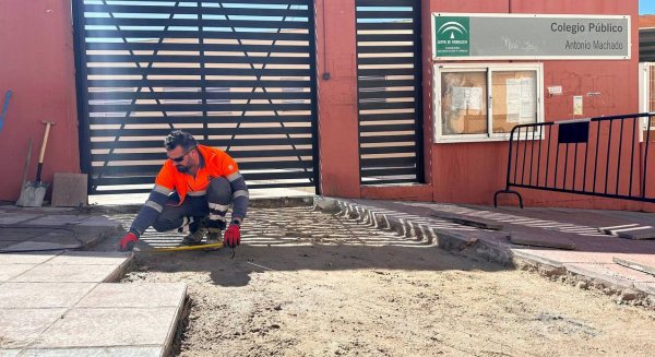 Estepona realiza obras de mejora y mantenimiento en centros escolares durante Semana Blanca  