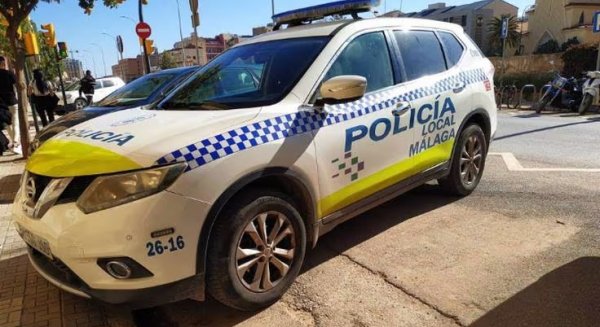 La Policía Local de Málaga denuncia a un bar de Carlinda por suministrar alcohol y tabaco a menores 