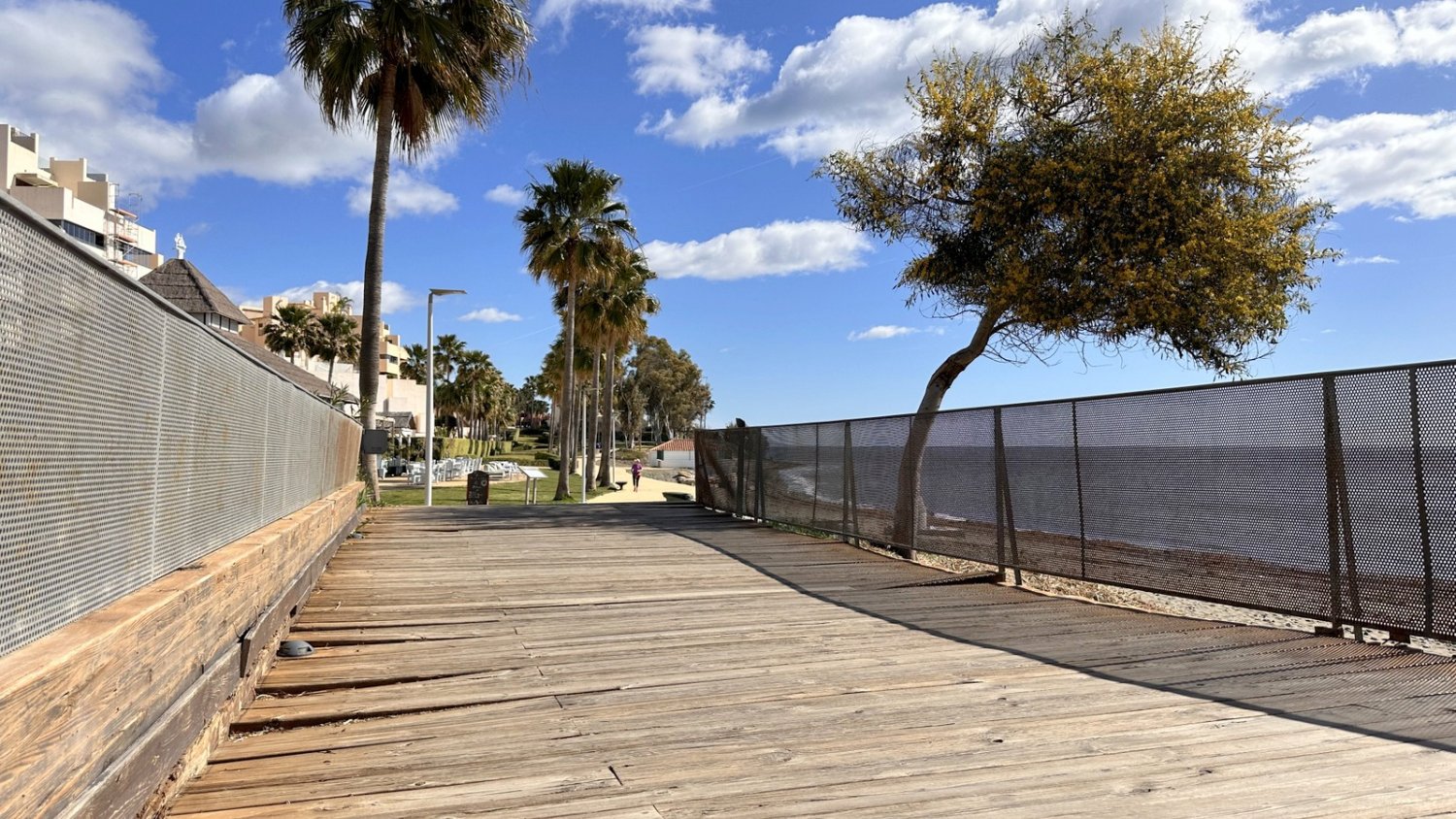 Estepona sustituye el puente de Bahía La Plata por otro más moderno e integrado en el corredor litoral