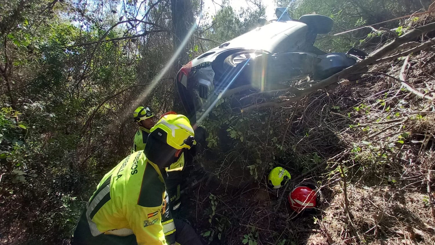 Bomberos de Marbella rescatan al conductor de un vehículo que se salió de la carretera