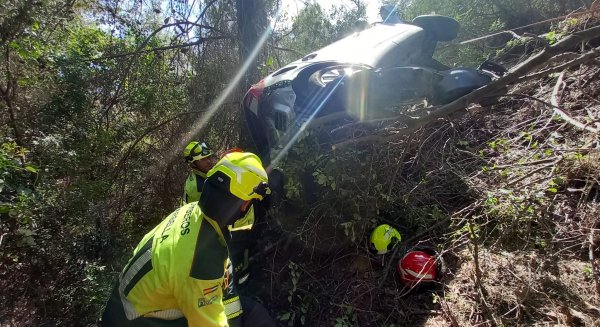 Bomberos de Marbella rescatan al conductor de un vehículo que se salió de la carretera