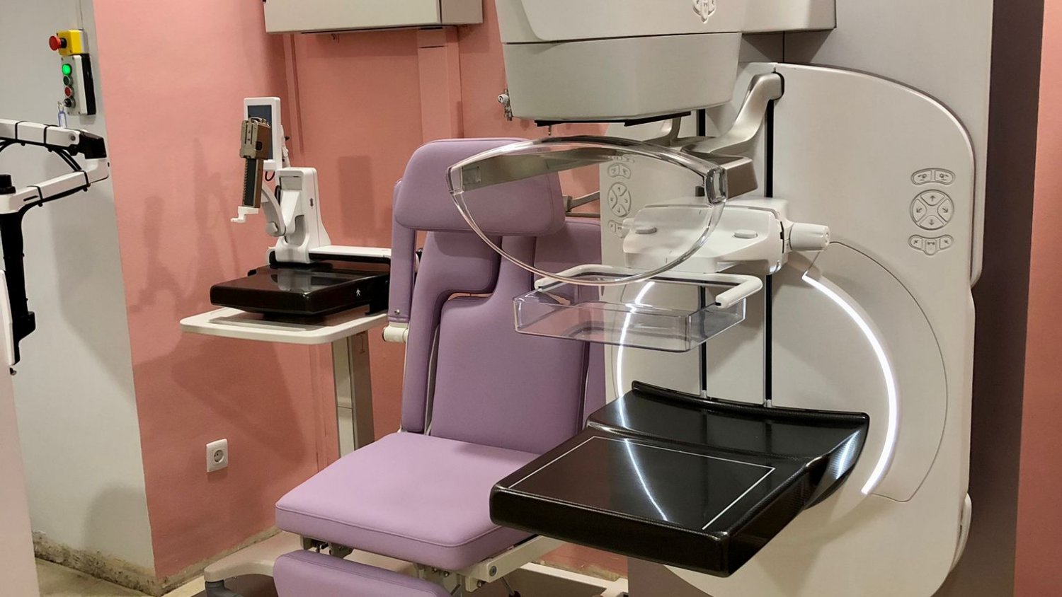 El Hospital de Antequera refuerza su servicio de radiodiagnóstico con un mamógrafo y un ecógrafo nuevos