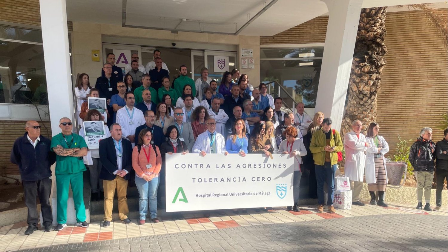 Los profesionales del Hospital Regional Universitario de Málaga se concentran en repulsa por agresiones al personal
