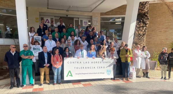 Los profesionales del Hospital Regional Universitario de Málaga se concentran en repulsa por agresiones al personal