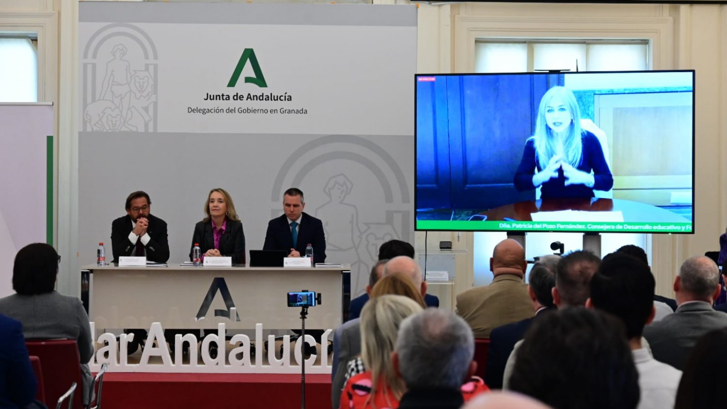 Educación aumenta las restricciones del uso de móviles en aulas como propone el Consejo Escolar de Andalucía