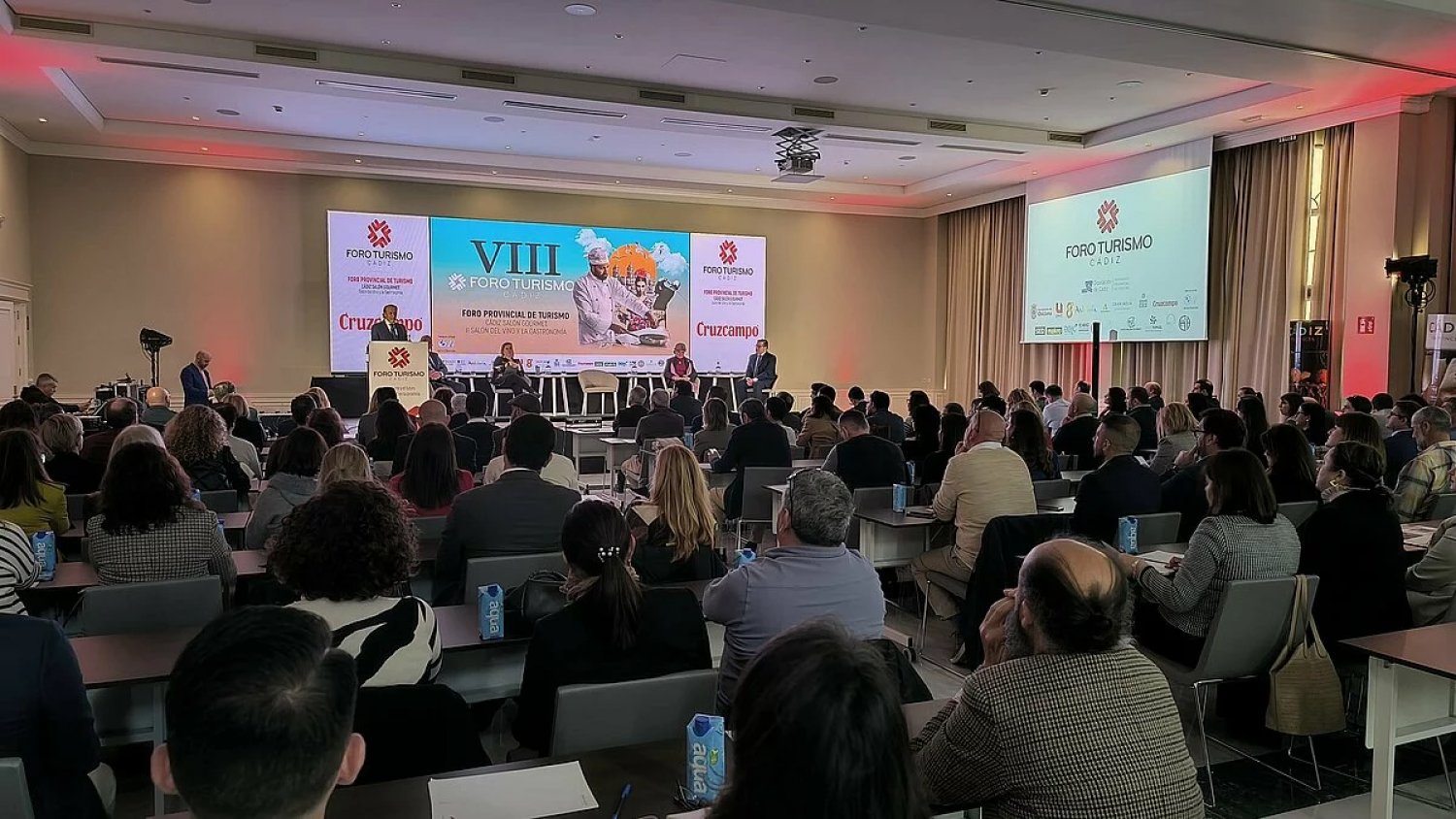 La Junta apuesta por abordar desde el consenso los retos futuros del turismo para garantizar la competitividad