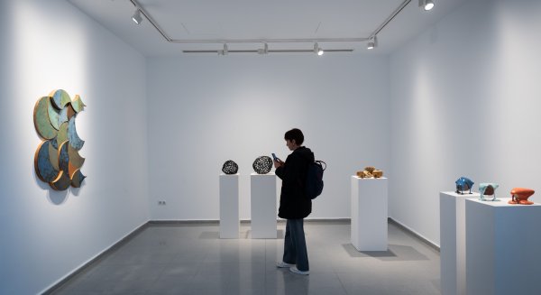 La Caja Blanca de Málaga acoge las obras del alumnado de la Escuela de Arte de San Telmo en 'Time of Barro'