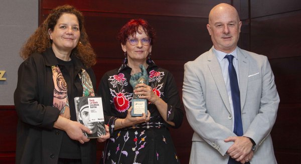 Rocío Lardinois recibe el XXIV Premio Fundación Unicaja de Novela ‘Fernando Quiñones’