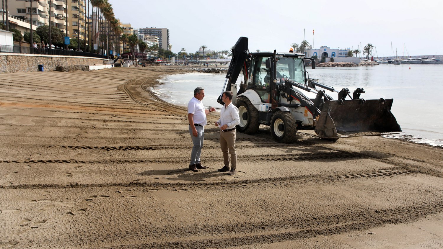 Marbella aporta cerca de 13.000 toneladas de arena en las zonas más dañadas por los temporales