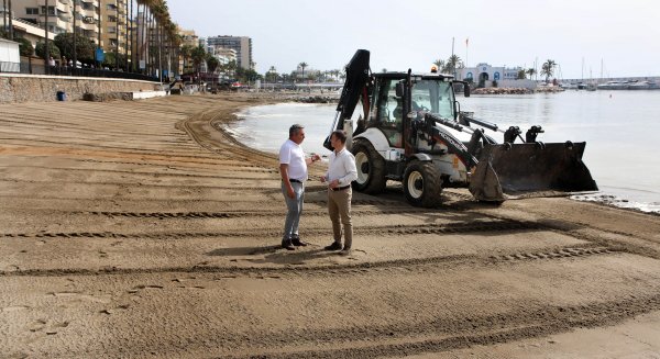 Marbella aporta cerca de 13.000 toneladas de arena en las zonas más dañadas por los temporales