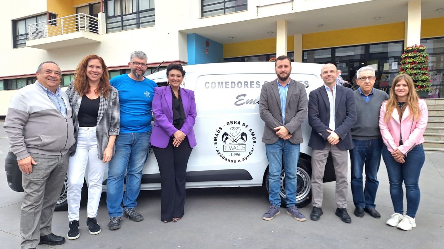 El Ayuntamiento de Torremolinos cede un vehículo a la ONG Emaús para el reparto de comida a domicilio