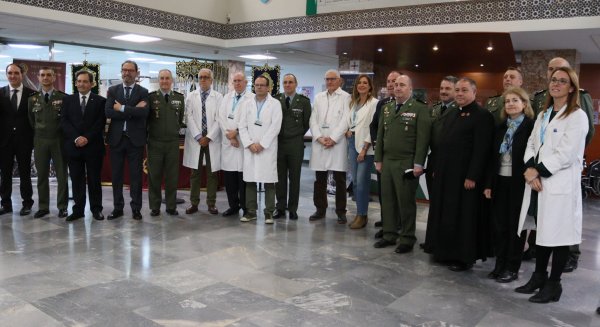 El Materno Infantil de Málaga recibe a la Brigada paracaidista Almogávares VI y las Reales Cofradías Fusionadas 