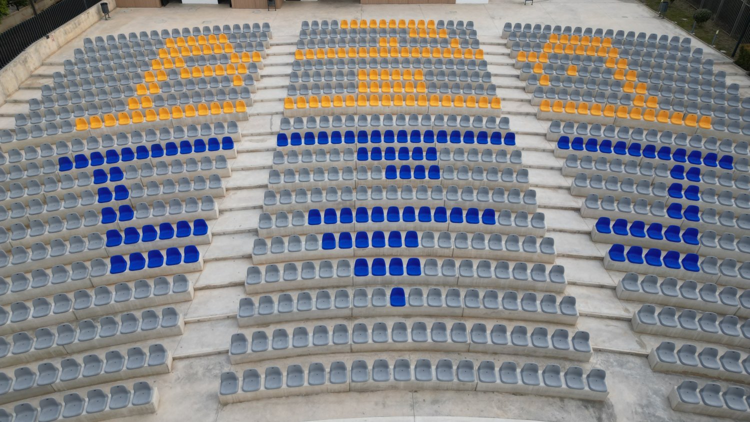 El Ayuntamiento de Rincón de la Victoria instala 1.042 asientos con respaldo en el Auditorio Municipal