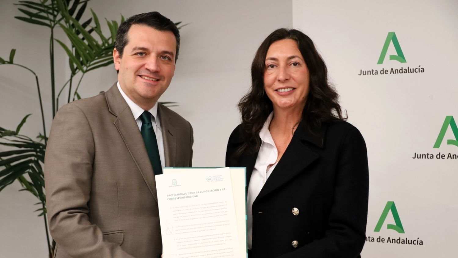 Junta y FAMP firman el primer Pacto Andaluz por la Conciliación para promover la igualdad real