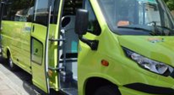 Rincón de la Victoria actualiza las tarjetas del servicio gratuito de transporte urbano 
