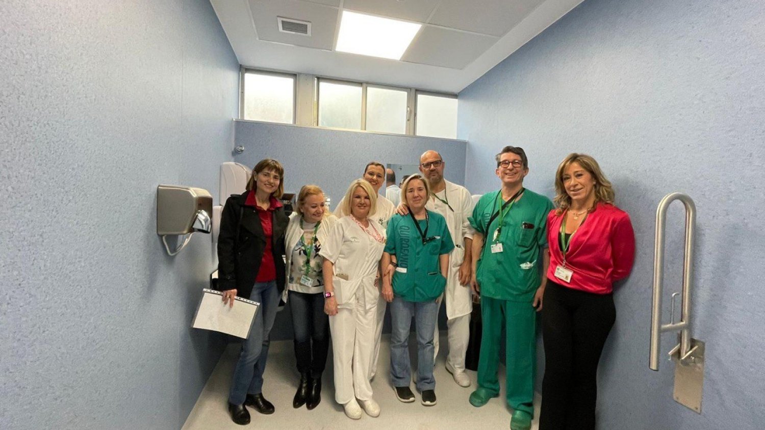 El Hospital Clínico de Málaga dispone de tres baños adaptados a las necesidades de las personas con ostomías