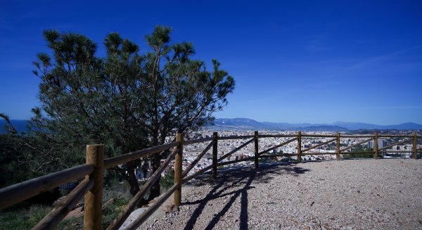 El Ayuntamiento de Málaga amplía la red de miradores y senderos de los parques forestales de la ciudad 