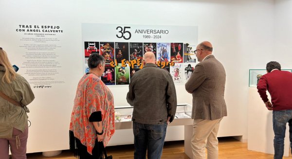 La Diputación de Málaga recorre en una exposición los 35 años de la compañía teatral 'El espejo negro'